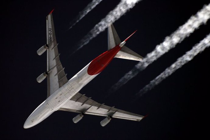 Cambios de altitud minimizan el impacto de las estelas de los aviones