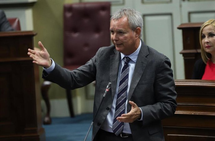 El consejero de Obras Públicas y Transportes del Gobierno de Canarias, Sebastián Franquis, en el Pleno del Parlamento