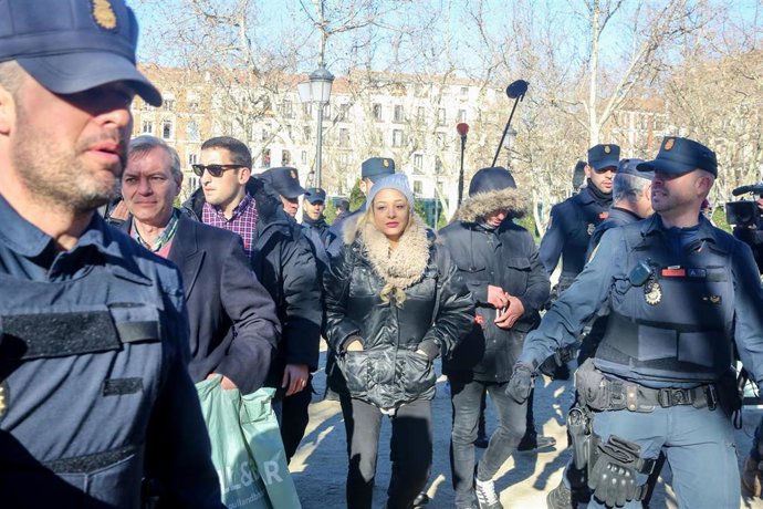 La líder de Hogar Social Madrid, Melisa Domínguez, en las inmediaciones del Tribunal Supremo, donde, en la zona reservada a los periodistas, ha desplegado una pancarta con la leyenda  'ilegalización para quien destruye España'. 