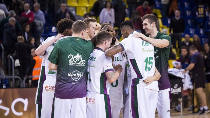 Los jugadores del Unicaja de Málaga, tras un calentamiento.