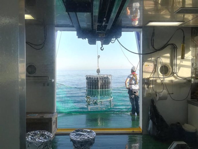 La roseta de botellas oceanográficas preparada para la toma de muestras en estación a bordo del BIO Ramón Margalef.