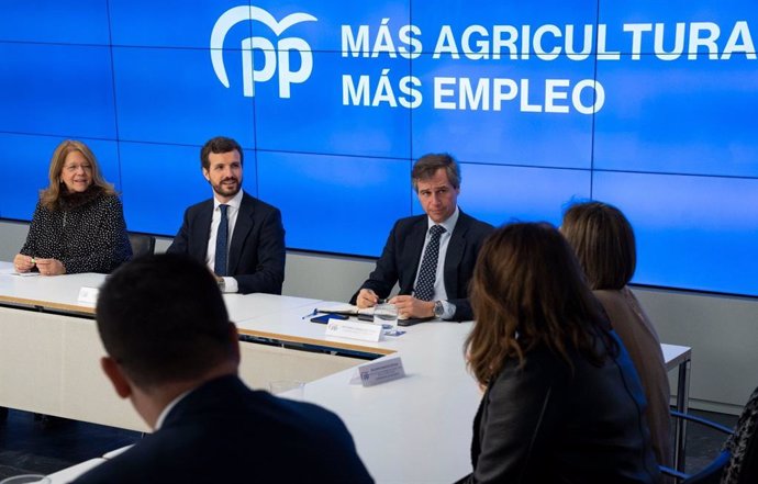 Casado acuerda con los consejeros de Agricultura del PP exigir a Planas iniciati