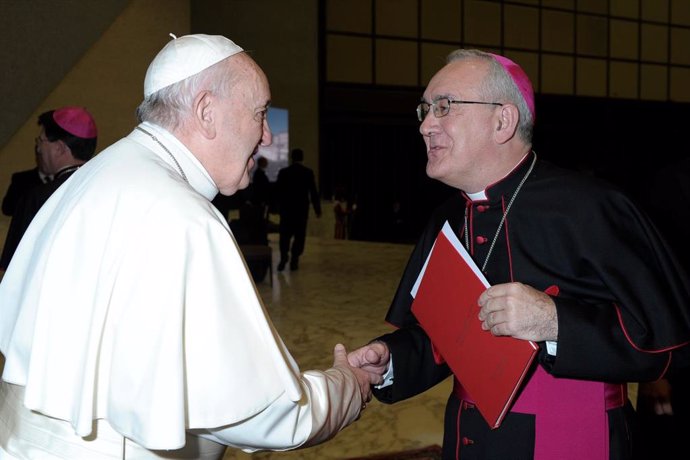 El Papa Francisco recibe al obispo de Barbastro-Monzón, monseñor Ángel Pérez.