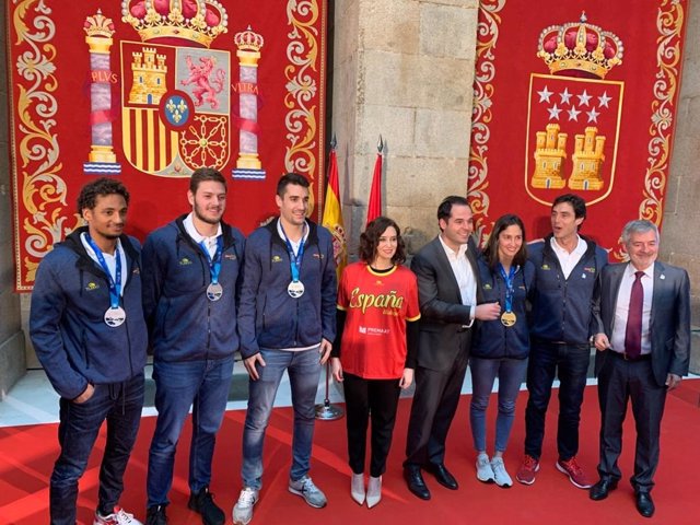 La presidenta de la Comunidad de Madrid, Isabel Díaz Ayuso, y el vicepresidente y consejero de Deportes, Ignacio Aguado, reciben a deportistas madrileños de las Selecciones Femenina y Masculina de Waterpolo