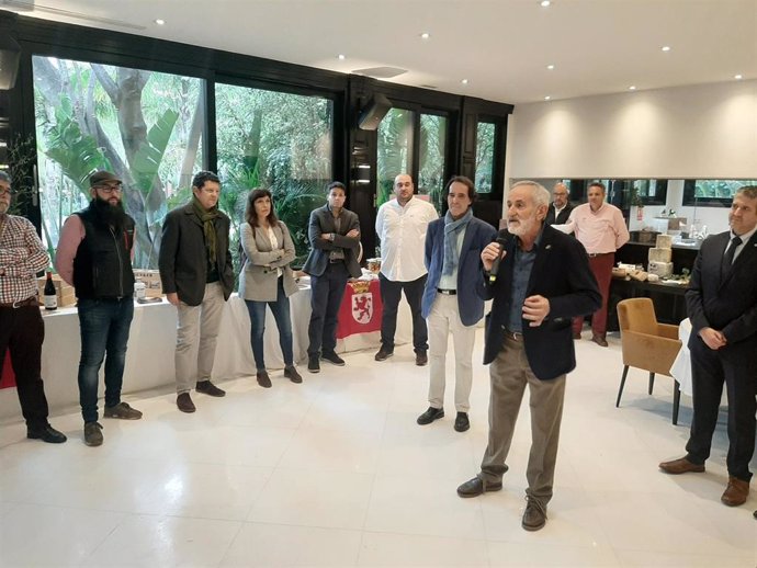 El vicepresidente de la Diputación de León, Matías Llorente, ha estado presente en la primera jornada del I Showroom de Productos de León.