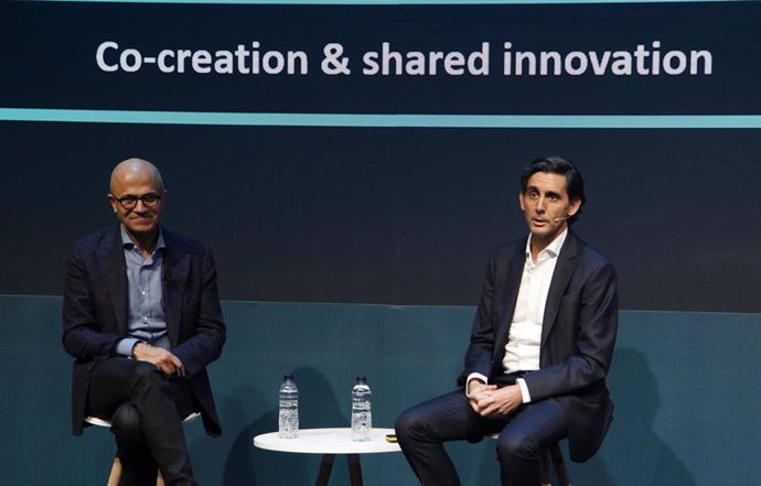 El consejero delegado de Microsoft, Satya Nadella, y el presidente ejecutivo de Telefónica, José María Álvarez-Pallete, en su intervención en el Mobile World Congress (MWC) de Barcelona.