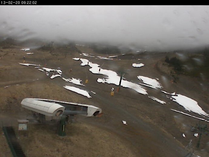 La estación de esquí de Valdezcaray, abierta hoy solo para uso turístico a la espera de más nieve.