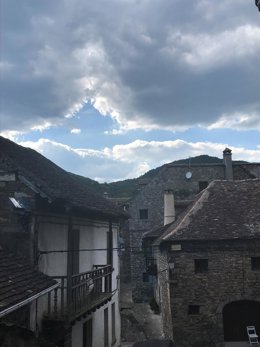 Pueblo, rural, montaña, nublado, cielo cubierto, tejado losas