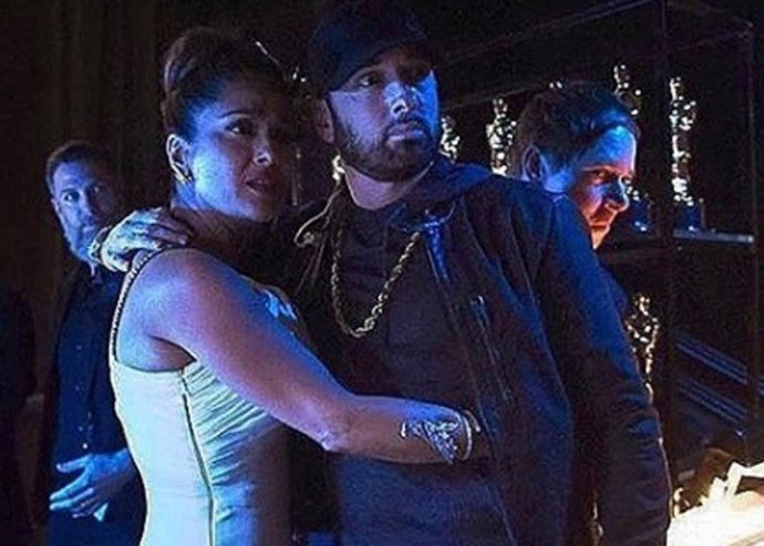 Salma hayek y eminem en los oscar abrazo
