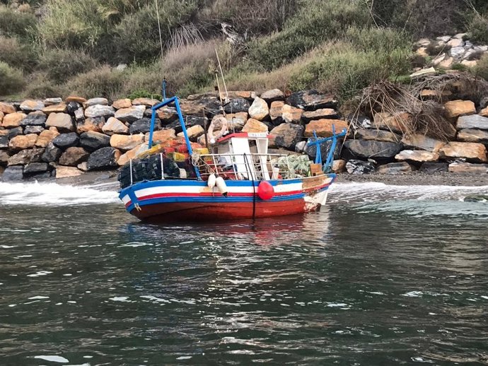 Rescatan a los tres tripulantes del pesquero Betulo tras embarrancar en la costa de Granada.