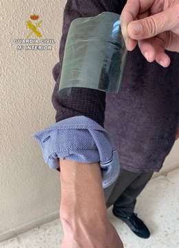 Imagen de la hoja plástica dura y flexible para liberar el picaporte empleada