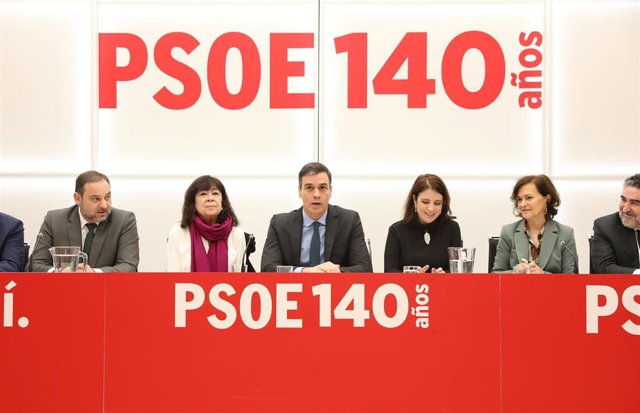 (I-D) El ministro de Transportes, José Luis Ábalos; la presidenta del PSOE, Cristina Narbona; el presidente del Gobierno, Pedro Sánchez;  la portavoz del grupo socialista en el Congreso, Adriana Lastra, y la vicepresidenta primera, Carmen Calvo