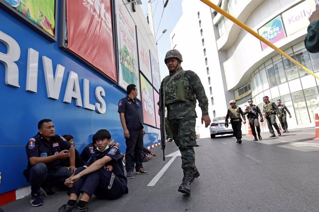 El exterior del centro comercial Terminal 21 el día en que fue abatido el militar que mató a 30 personas en el noreste de Tailandia