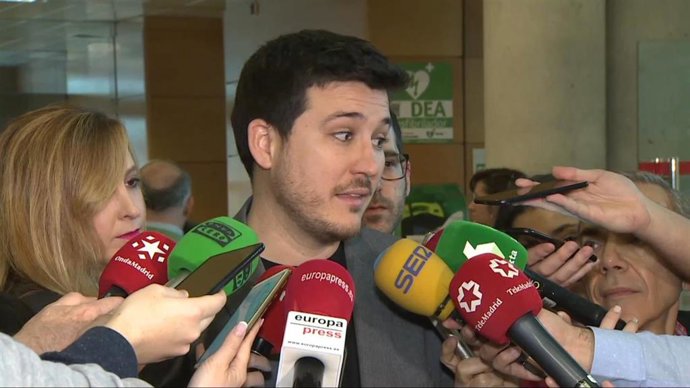 El portavoz de Más Madrid en la Asamblea de Madrid, Pablo Gómez Perpinyá, antes de entrar al pleno de la Asamblea de Madrid.