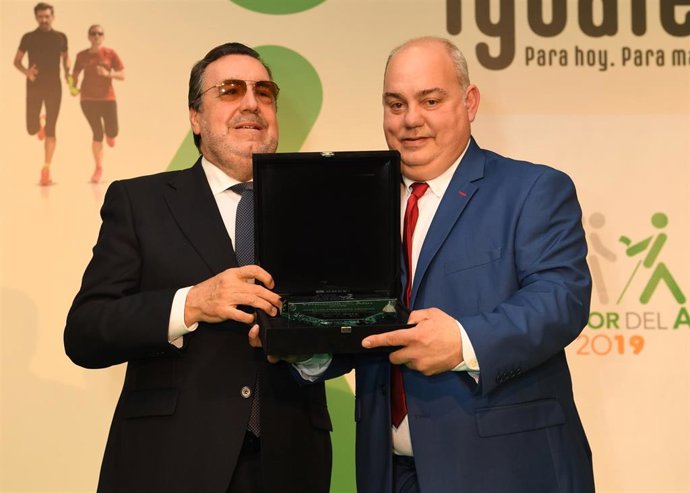 José Luis Fernández Vázquez recogiendo el premio.