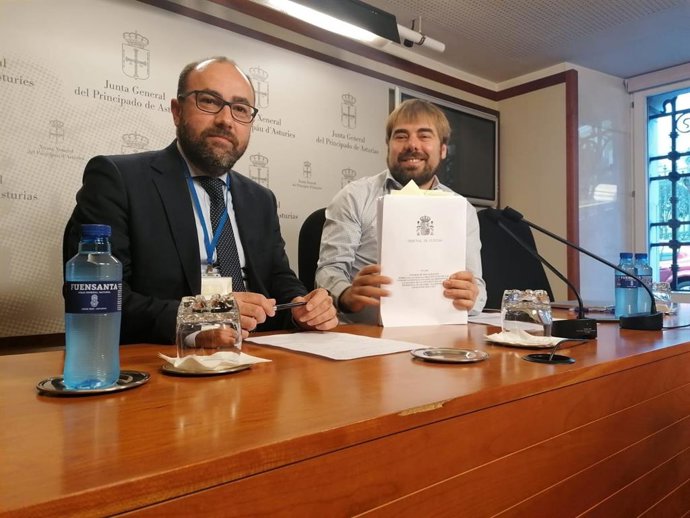 El abogado de Podemos, Alberto Suárez y el diputado Daniel Ripa.