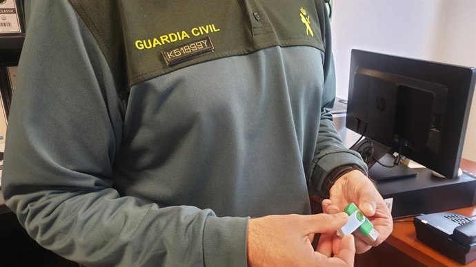 Pen drive con el borrado del libro de una escritora a la que extorsionó una joven de Pontevedra para recuperarlo.