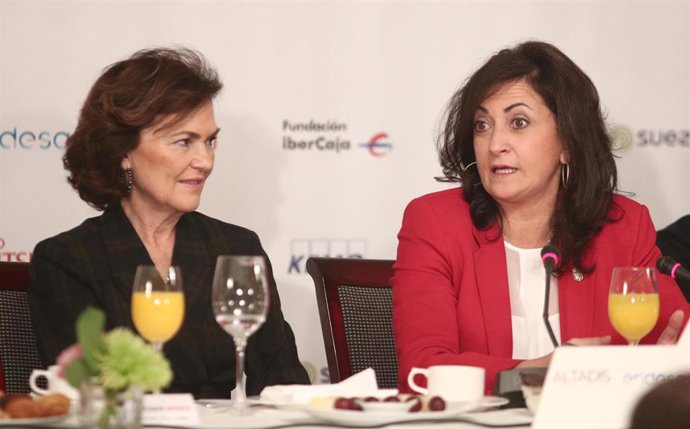 La presidenta de la Comunidad de La Rioja, Concha Andreu (dech) y la Vicepresidenta Primera del Gobierno y Ministra de la Presidencia, Relaciones con las Cortes y Memoria Democrática, Carmen Calvo (izq), durante un desayuno informativo de Europa Press, 