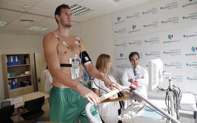 Reconocimiento médico a un jugador del Unicaja.