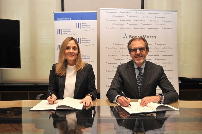 La vicepresidenta del BEI, Emma Navarro y el consejero delegado de Banca March, José luis Acea, firman el acuerdo de financiación de 400 millones a pymes y midcaps.