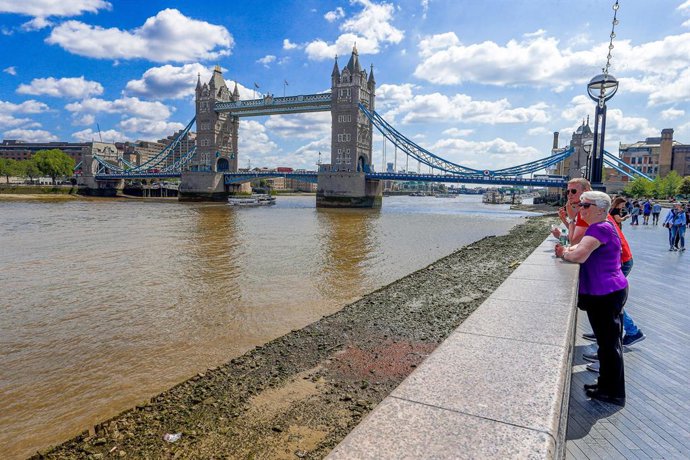 Turistas junto al Tower Bridge de Londres.