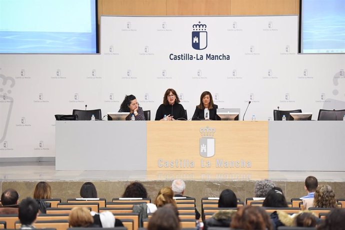 La consejera de Igualdad, Blanca Fernández, asiste, en la Escuela de Administración Regional en Toledo, a la I Jornada de presentación y difusión de los trabajos de investigación del Instituto de la Mujer'.