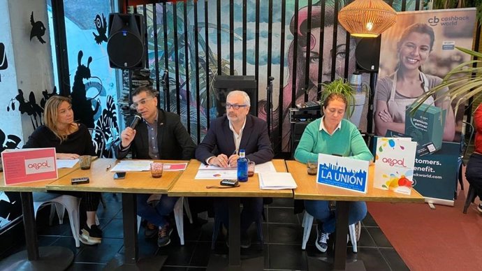 Juan Carlos Alonso, secretario general de AEGAL; Rosa Sánchez Núñez, representante de comerciantes participantes en el estudio; Cristina Lanzarot, La Cocina de San Antón; y Vicente Pizcueta, coordinador de la Unión Empresarial por la promoción turística