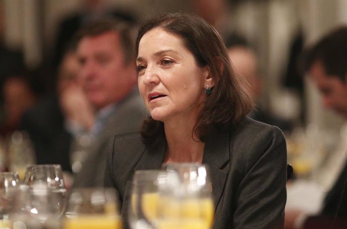 La ministra de Industria, Comercio y Turismo, Reyes Maroto, durante un desayuno informativo de Europa Press en el que han participado, la vicepresidenta Carmen Calvo y la presidenta de la Comunidad de La Rioja, Concha Andreu, en Madrid.
