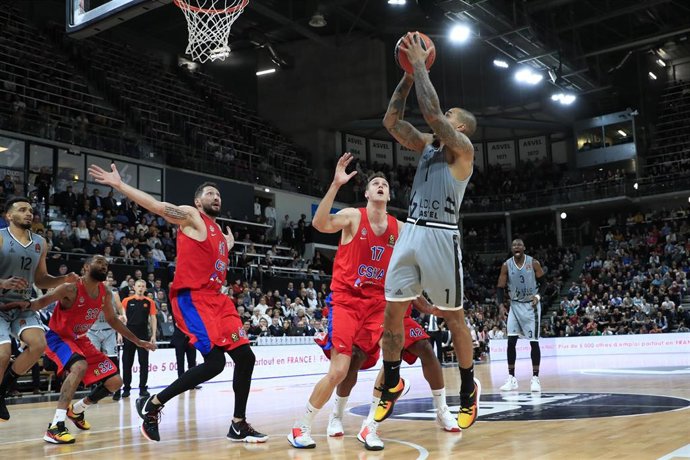 Edwin Jackson lanza a canasta con el ASVEL ante el CSKA en la Euroliga 2019-2020