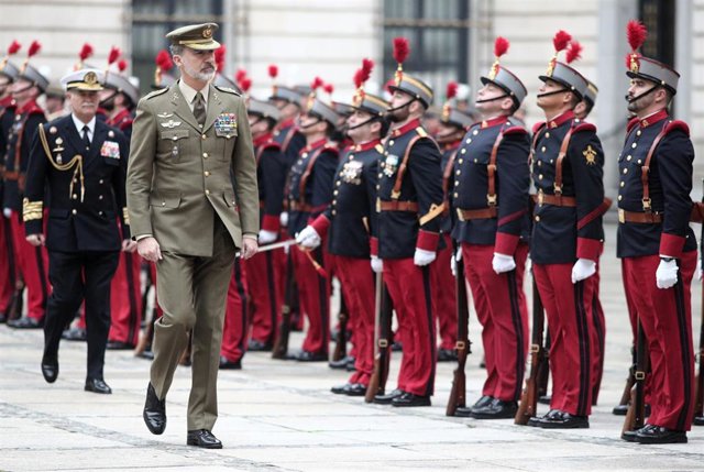 El Rey Felipe VI pasa revista a tropas del Regimiento Inmemorial nº1 durante una visita al Ciartel General de Tierra