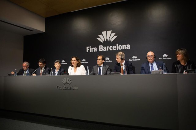 El conseller Jordi Puigneró; la delegada Teresa Cunillera; l'alcaldessa Ada Colau; el president de Fira Barcelona Pau Relat; el director de GSMA, Mats Granryd; el conseller delegat de GSMA John Hoffman i la presidenta de la Diputació Núria Marín.