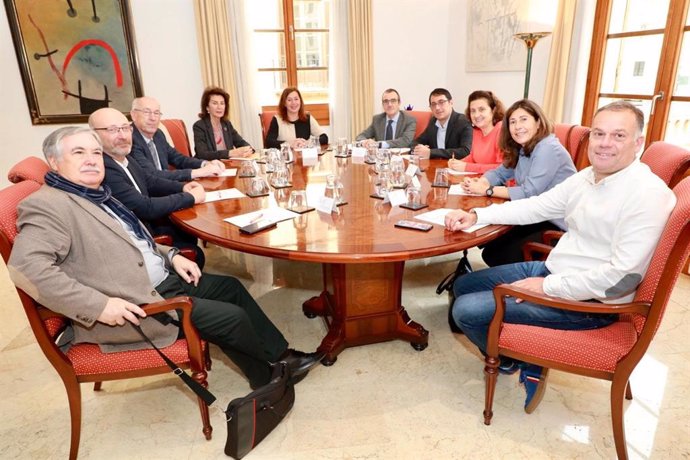 La presidenta del Govern, Francina Armengol, preside la Mesa de Diálogo Social de Baleares
