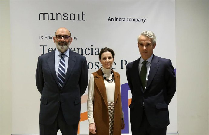 De izquierda a derecha: Fernando Abril-Martorell, presidente de Indra; Cristina Ruiz Ortega, consejera directora general de Indra; y Borja Ochoa, director general de Servicios Financieros de Minsait