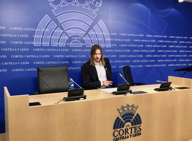 El procurador de Podemos Pablo Fernández en rueda de prensa.