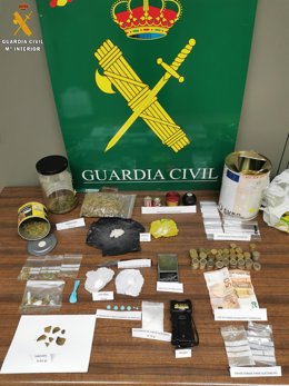 Sustancias y otros efectos ocupados al detenido por la Guardia Civil.