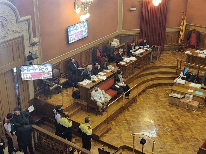 Empieza el juicio por el crimen de la Guardia Urbana en la Audiencia de Barcelona, con los acusados Rosa Peral y Albert López en el banquillo, el 3 de febrero de 2020.