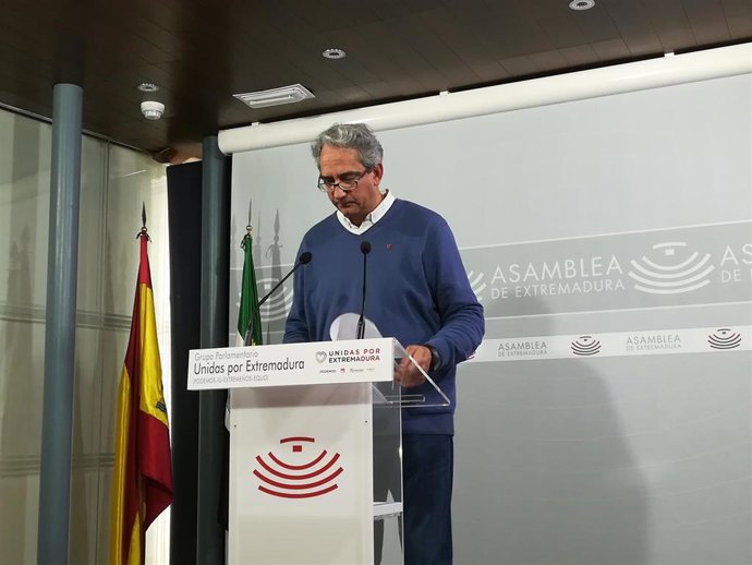 El diputado de Unidas por Extremadura en la Asamblea Joaquín Macías en rueda de prensa para reclamar el desarrollo de la figura del Personero de lo Común en la región