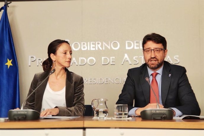 El consejero de Industria, Empleo y Promoción Económica, Enrique Fernández, junto a la portavoz del Gobierno asturiano, Melania Álvarez.