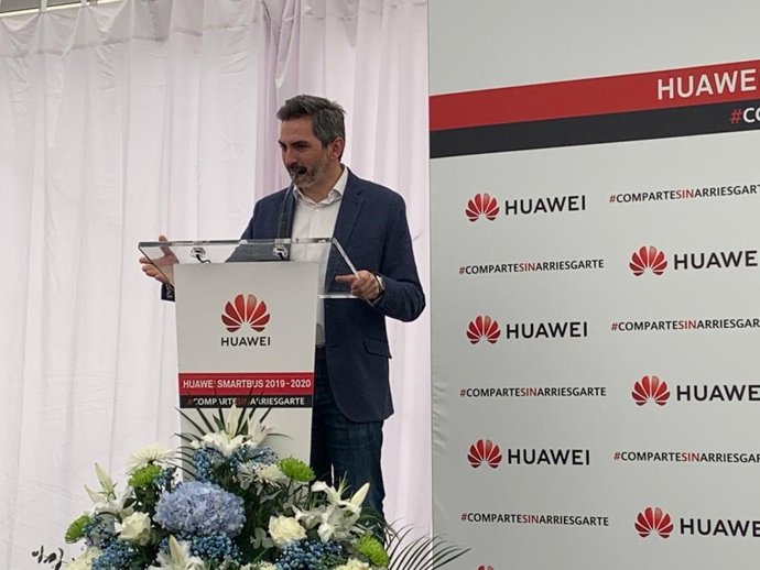 Imagen del delegado del Área de Familias, Igualdad y Bienestar Social, Pepe Aniorte, participa en la clausura de 'Comparte sin arriesgarte'.