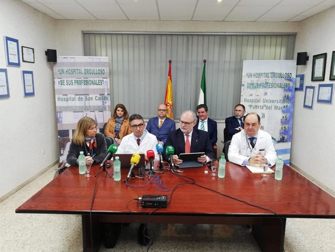 El gerente del Servicio Andaluz de Salud (SAS), Miguel Ángel Guzmán, y el el portavoz del Plan de Ata Frecuentación, José López Miranda, en una rueda de prensa sobre los últimos datos del Plan