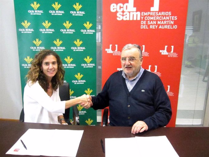 Firma del convenio entre ECOSAM y Caja Rural de Asturias.
