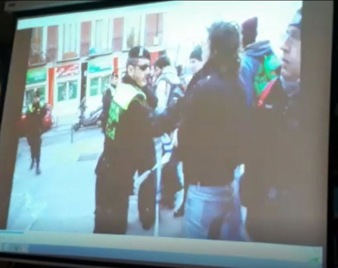 Captura de uno de los vídeos presentados por la defensa de Isa Serra