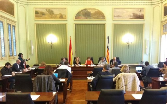 El conseller Juan Pedro Yllanes en la Comisión de Economía.