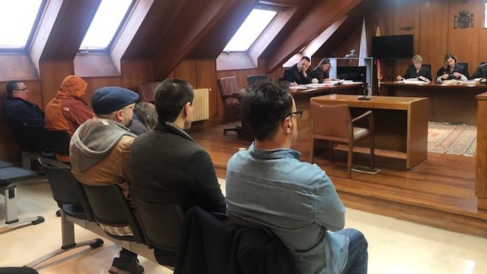 Juicio contra los seis acusados de tener sexo con un menor en la Audiencia Provincial