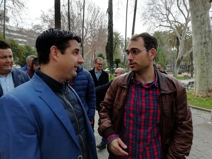 Toni  Valero (dcha.) habla con el coordinador de IU en Córdoba, Pedro Garcia.