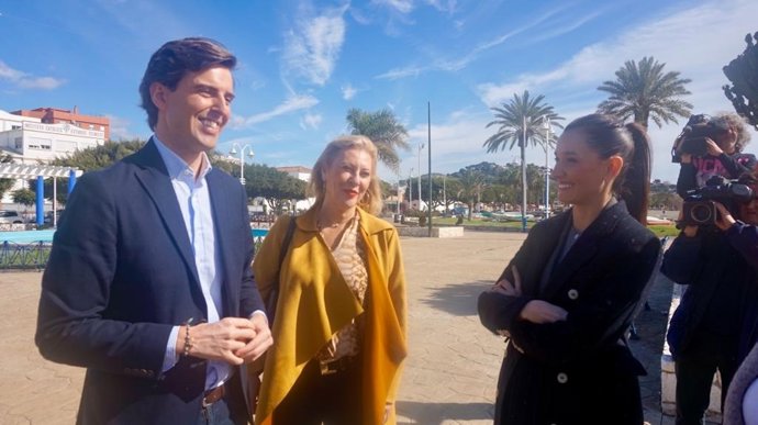 Pablo Montesinos, vicesecretario general del PP, con la diputada Carolina España y la concejala Elisa Pérez de Siles