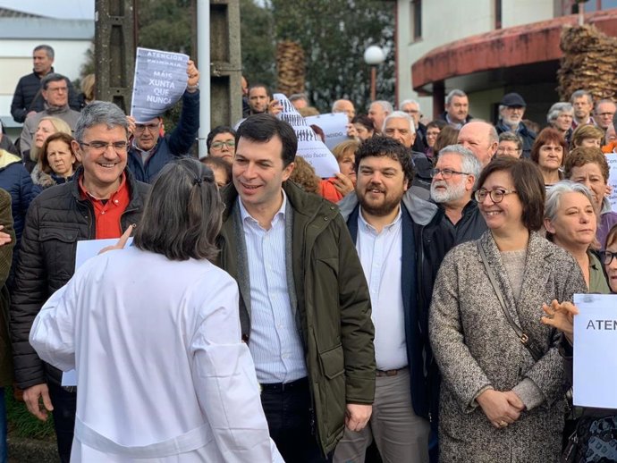 El secretario xeral del PSdeG, Gonzalo Caballero, participa en una protesta en defensa de la sanidad en A Guarda (Pontevedra)