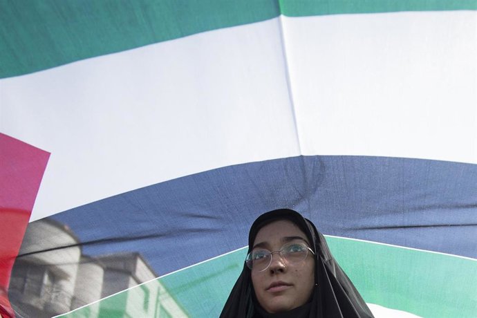 Bandera en el aniversario de la Revolución Islámica de Irán
