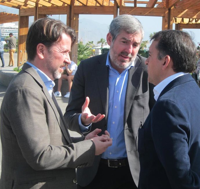 El senador Fernando Clavijo, en el centro de la foto.