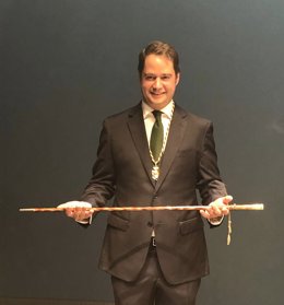 El alcalde de Torrejón, Ignacio Vázquez, tras recibir el bastón de mando en el Pleno de investidura.